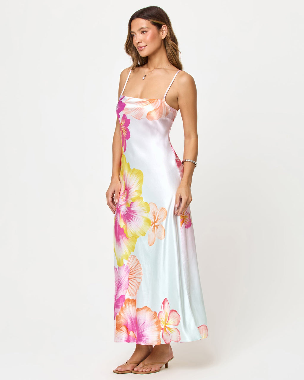 Robe longue nuisette à fines bretelles et coupe biais imprimé floral hibiscus