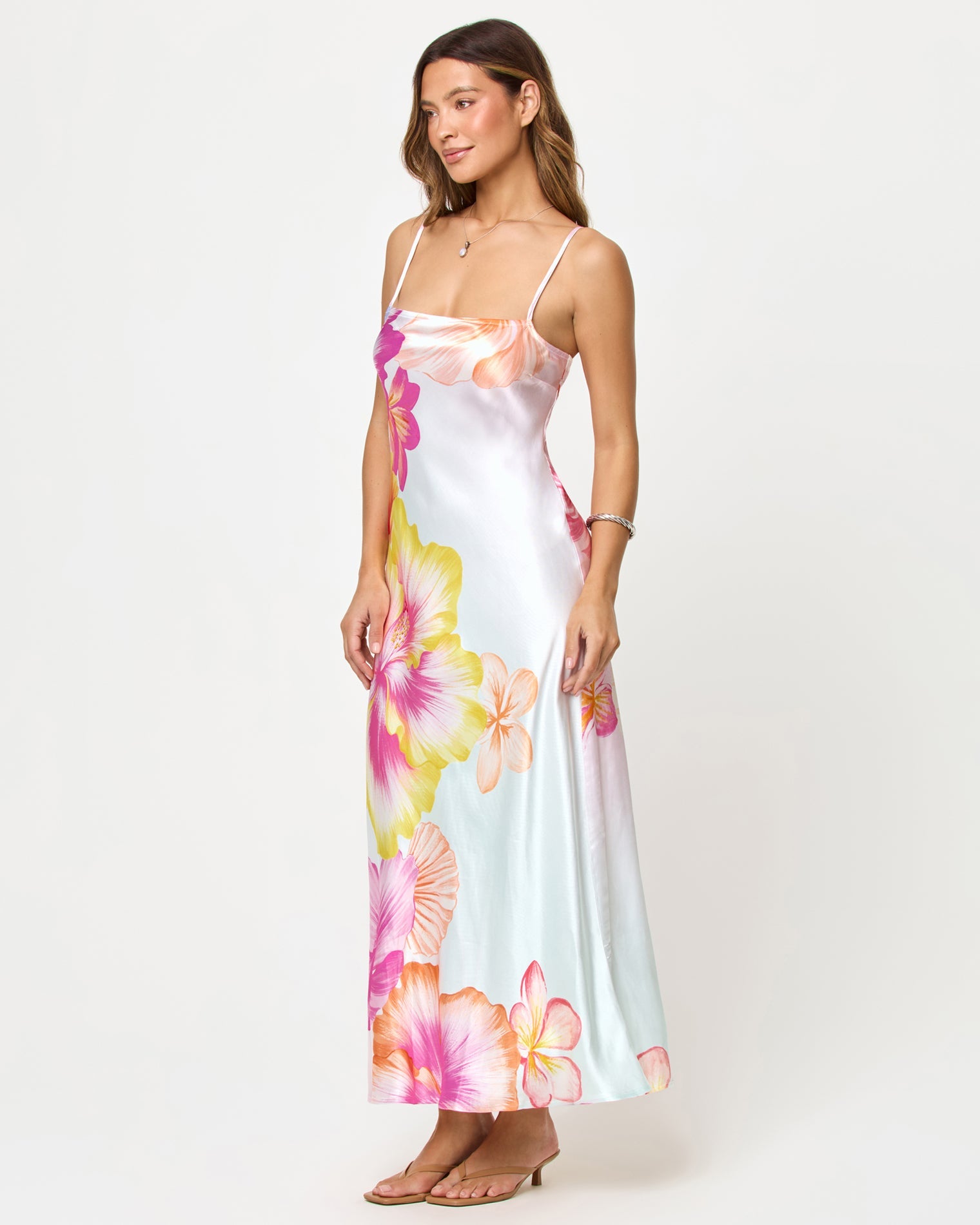 Robe longue nuisette à fines bretelles et coupe biais imprimé floral hibiscus