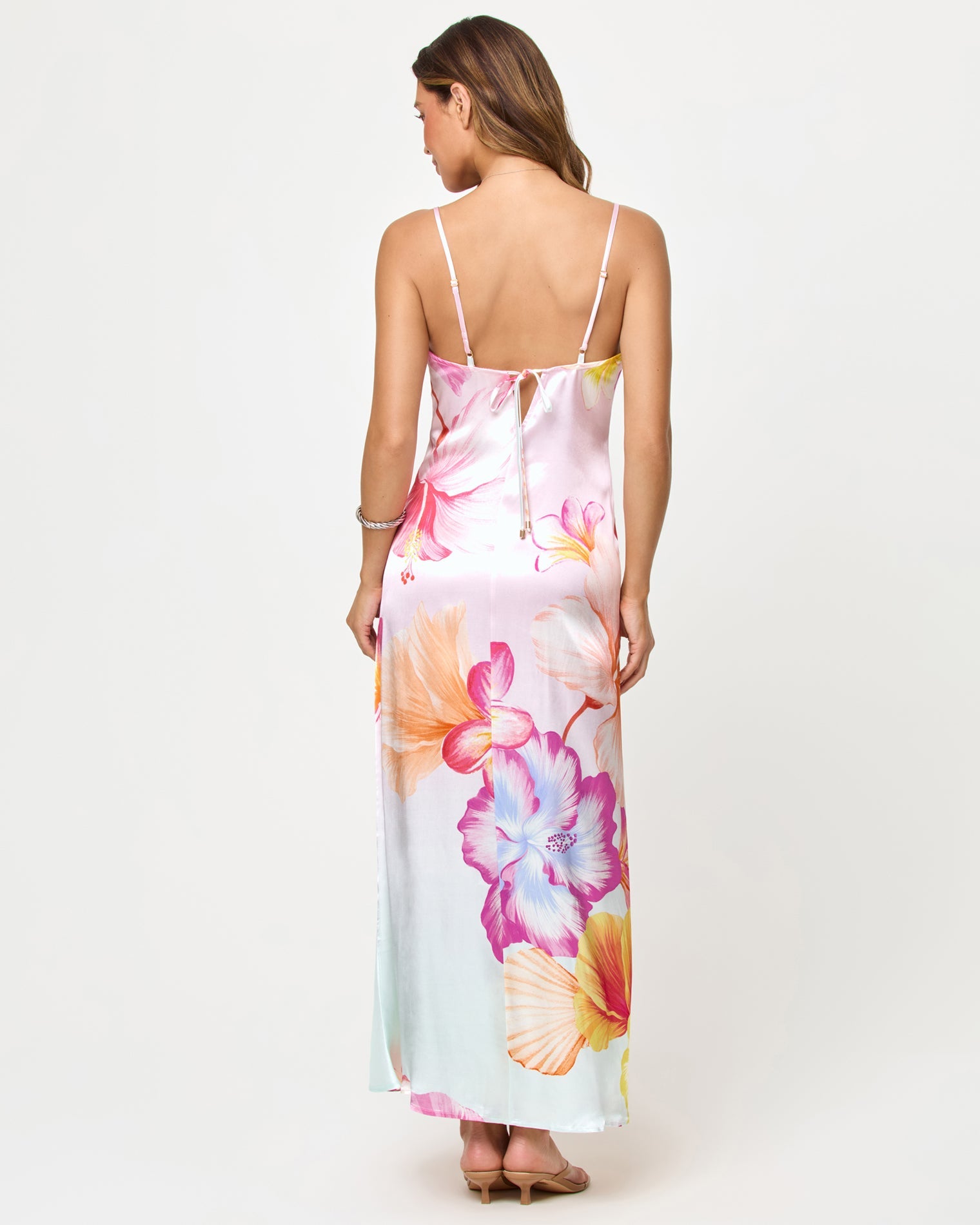 Robe longue nuisette à fines bretelles et coupe biais imprimé floral hibiscus