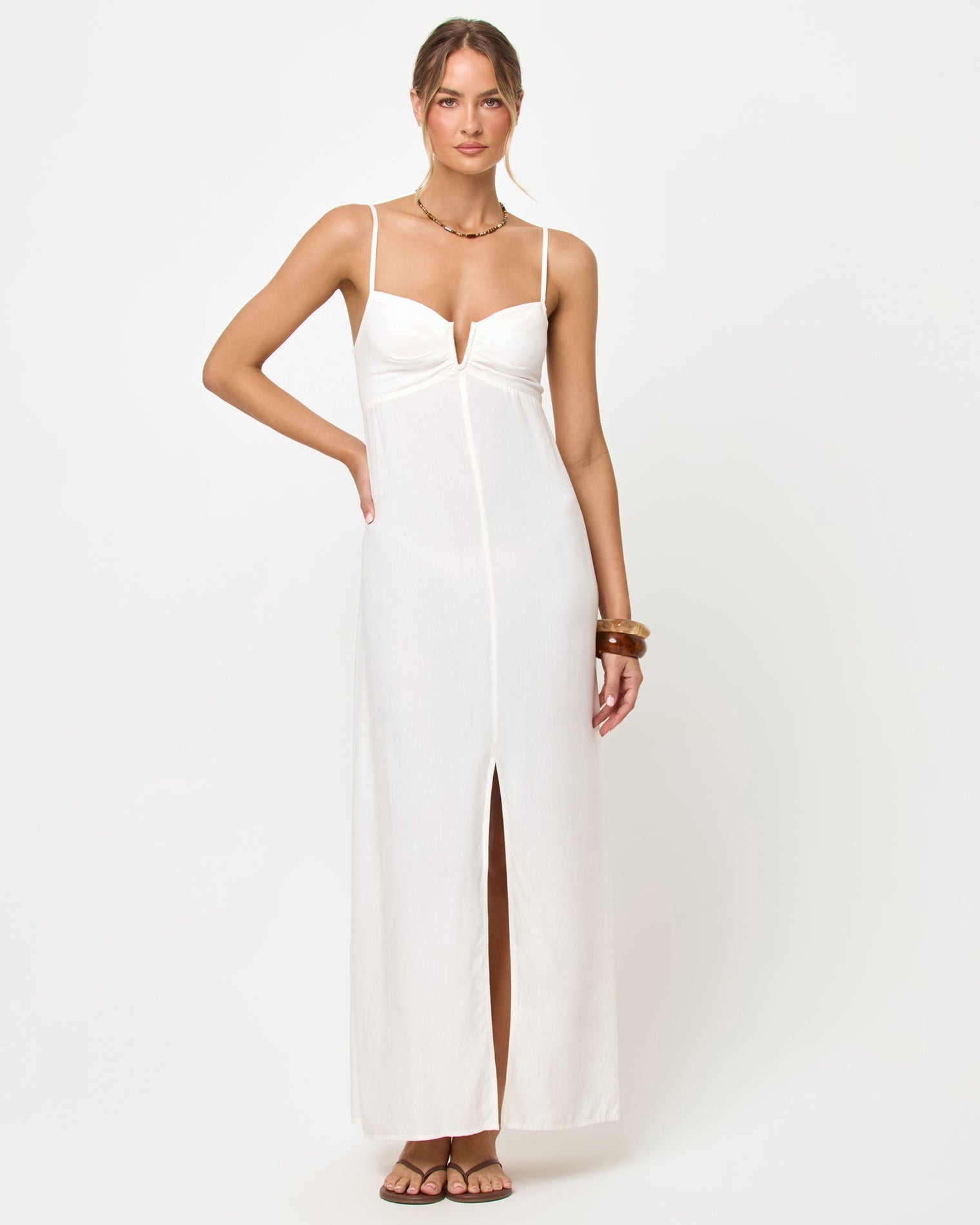 Robe longue ajustée en maille crème avec décolleté en V et découpe au dos