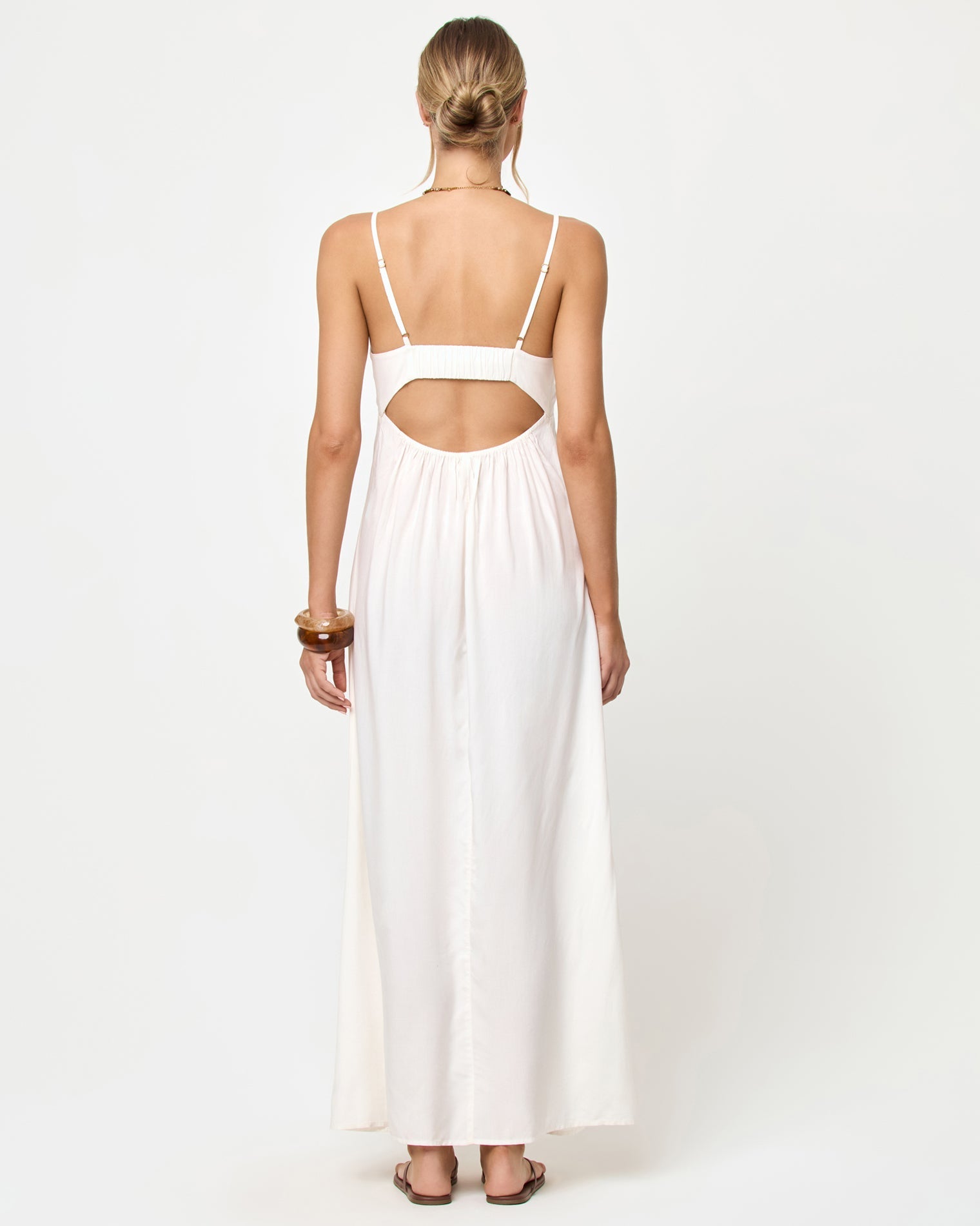 Robe longue ajustée en maille crème avec décolleté en V et découpe au dos
