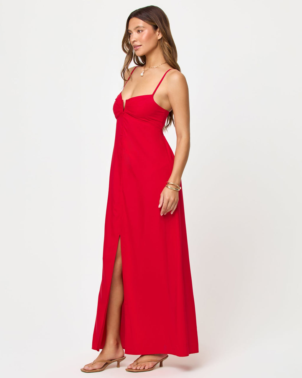 Robe longue fluide rouge vif avec encolure en V et découpe au dos