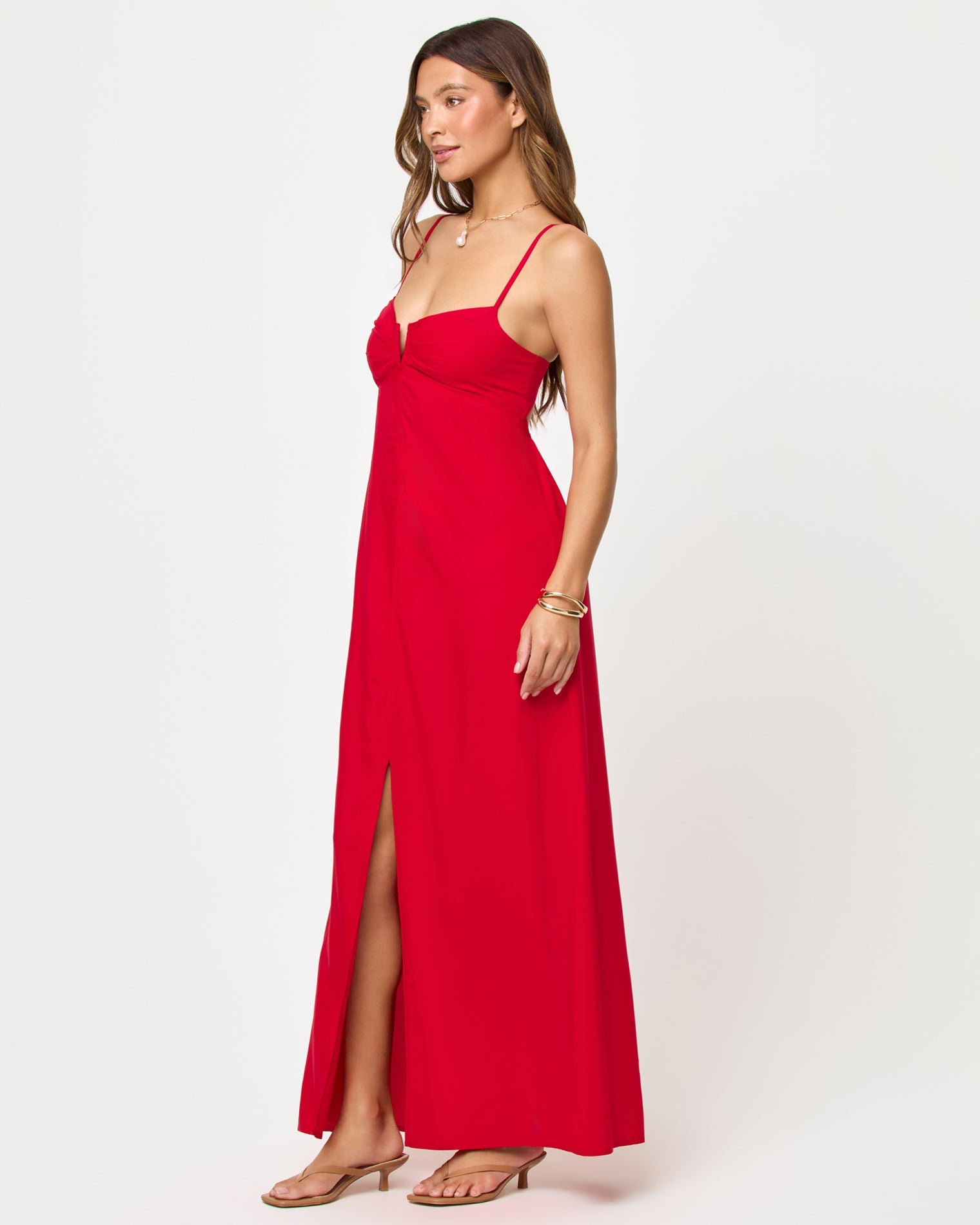 Robe longue fluide rouge vif avec encolure en V et découpe au dos