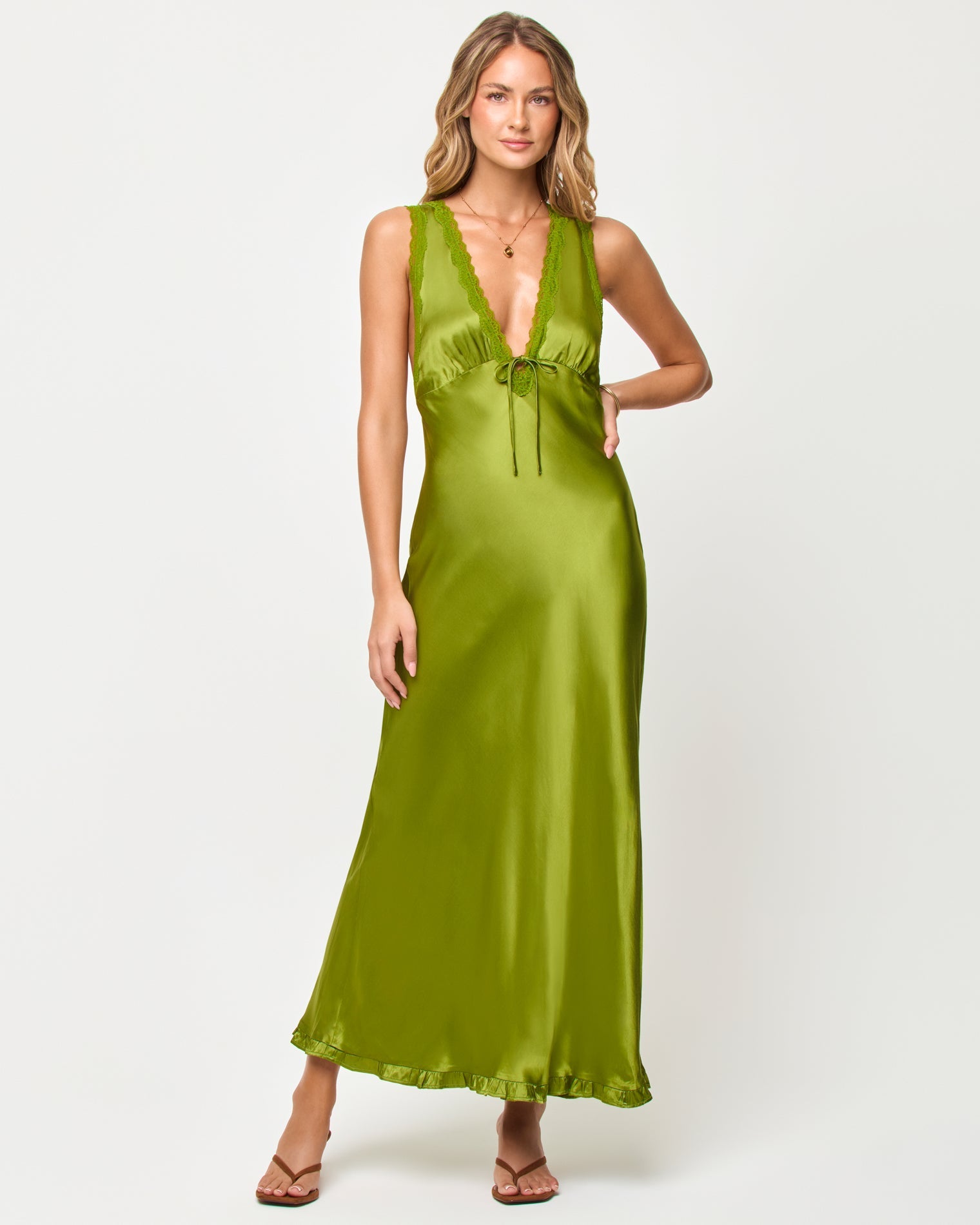 Robe longue en satin vert émeraude avec décolleté plongeant et bordure en dentelle