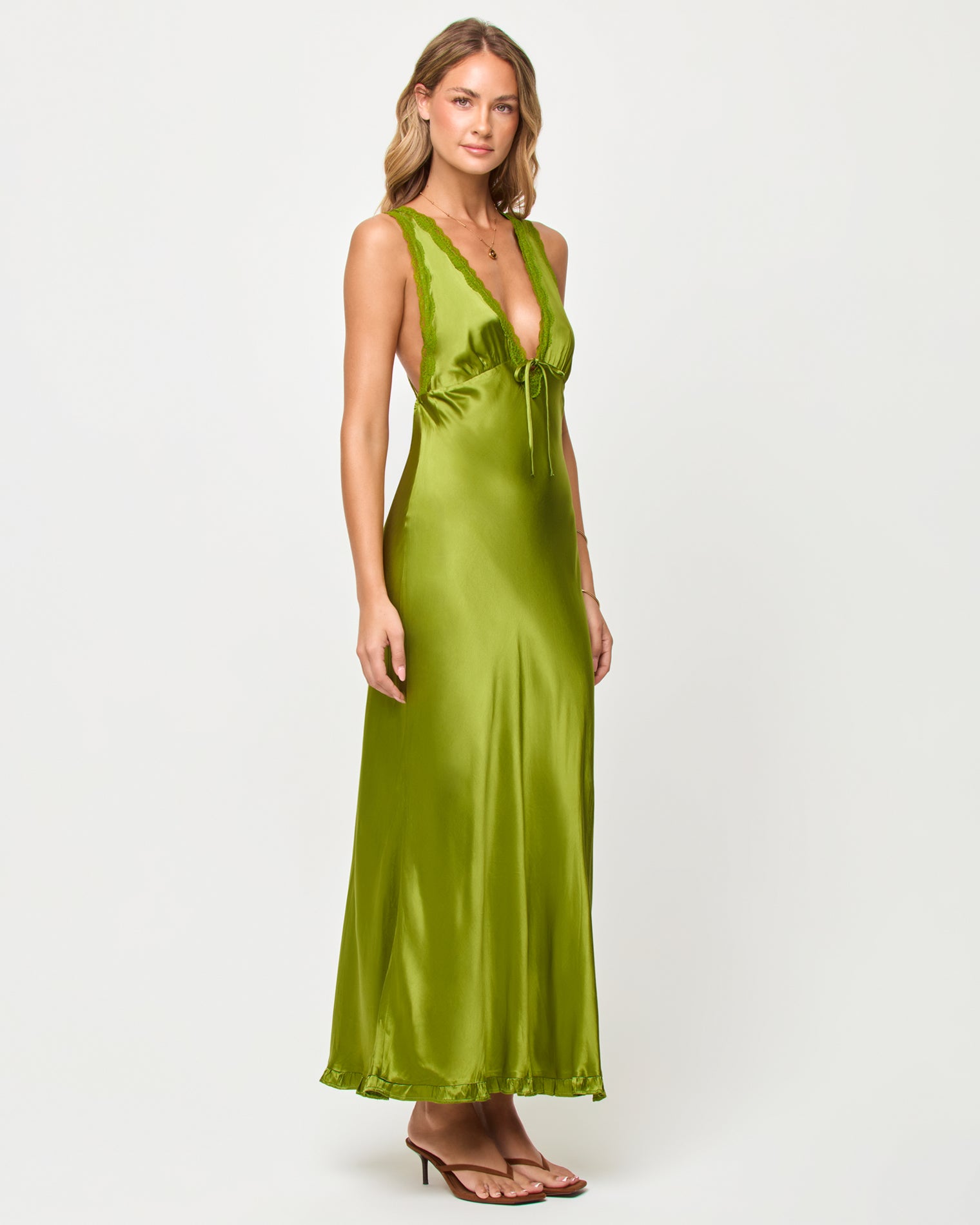 Robe longue en satin vert émeraude avec décolleté plongeant et bordure en dentelle