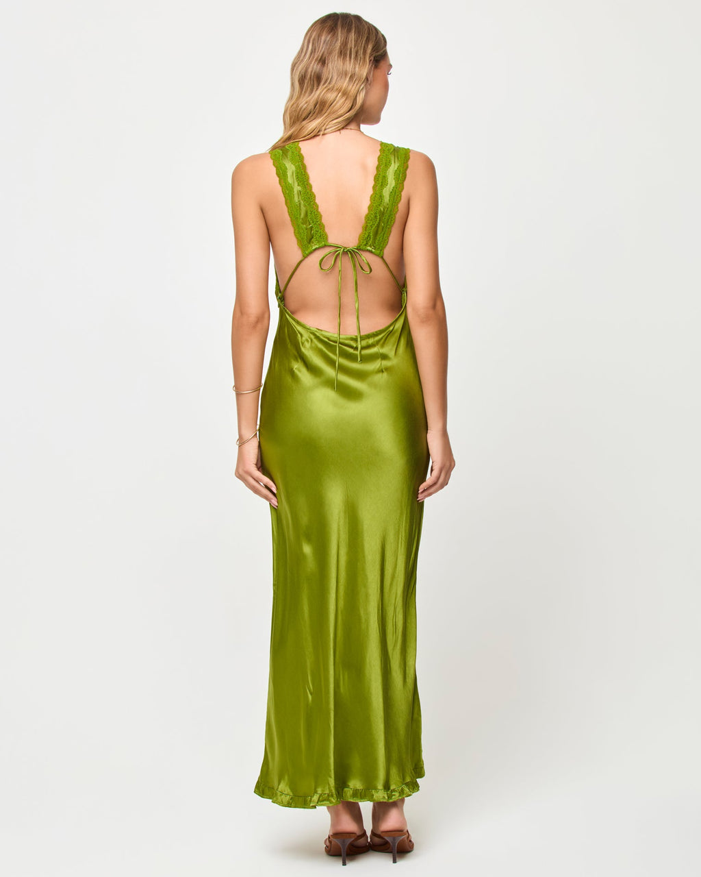 Robe longue en satin vert émeraude avec décolleté plongeant et bordure en dentelle