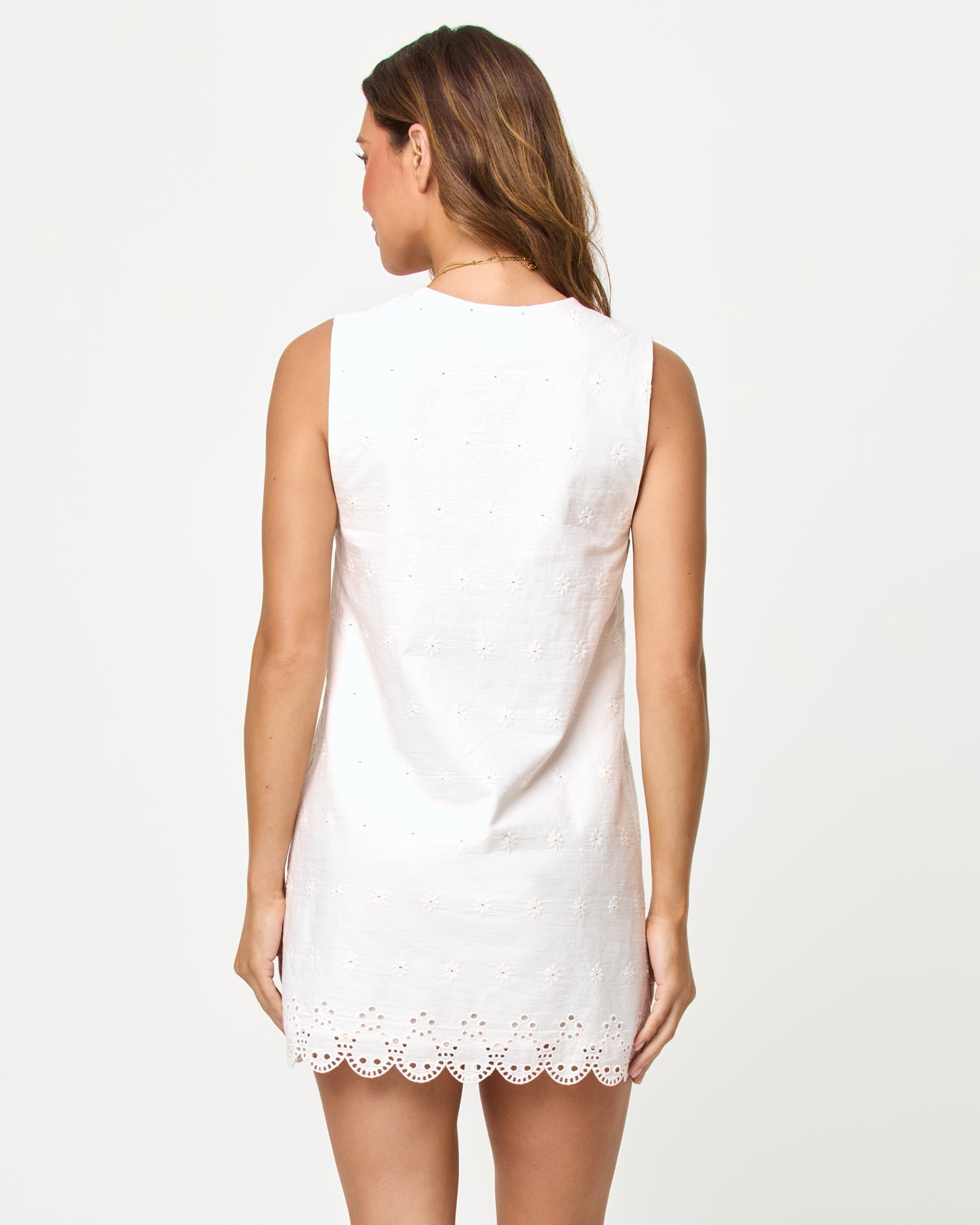 Mini-robe droite en coton crème avec œillets, col en V et lien sur le devant
