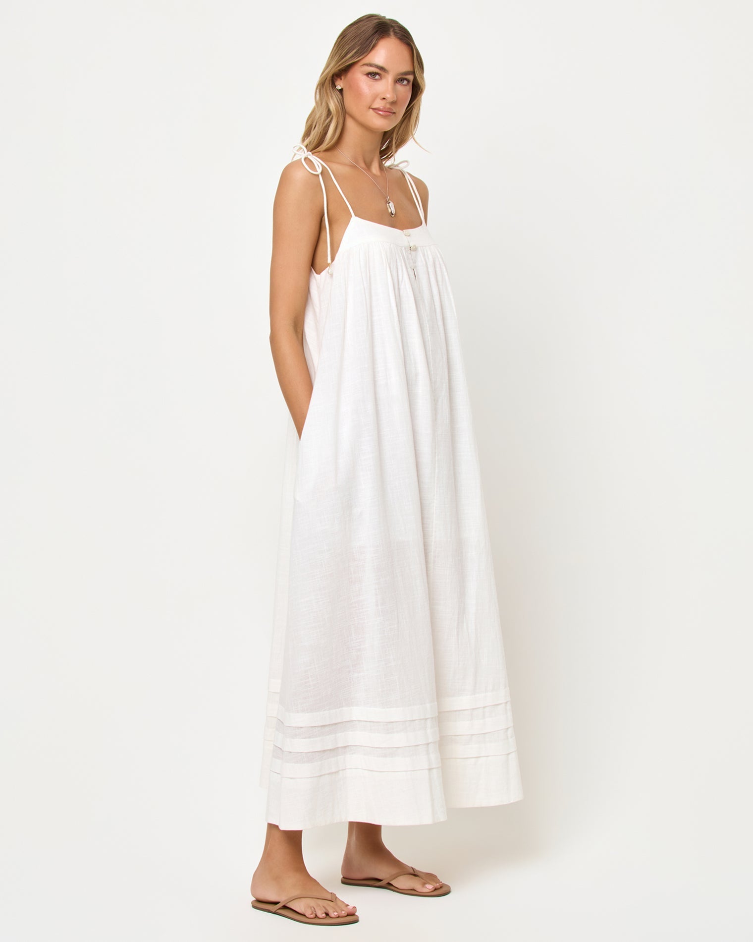 Robe longue en coton crème à bretelles, col carré et boutonnage avec ouverture goutte d'eau dans le dos