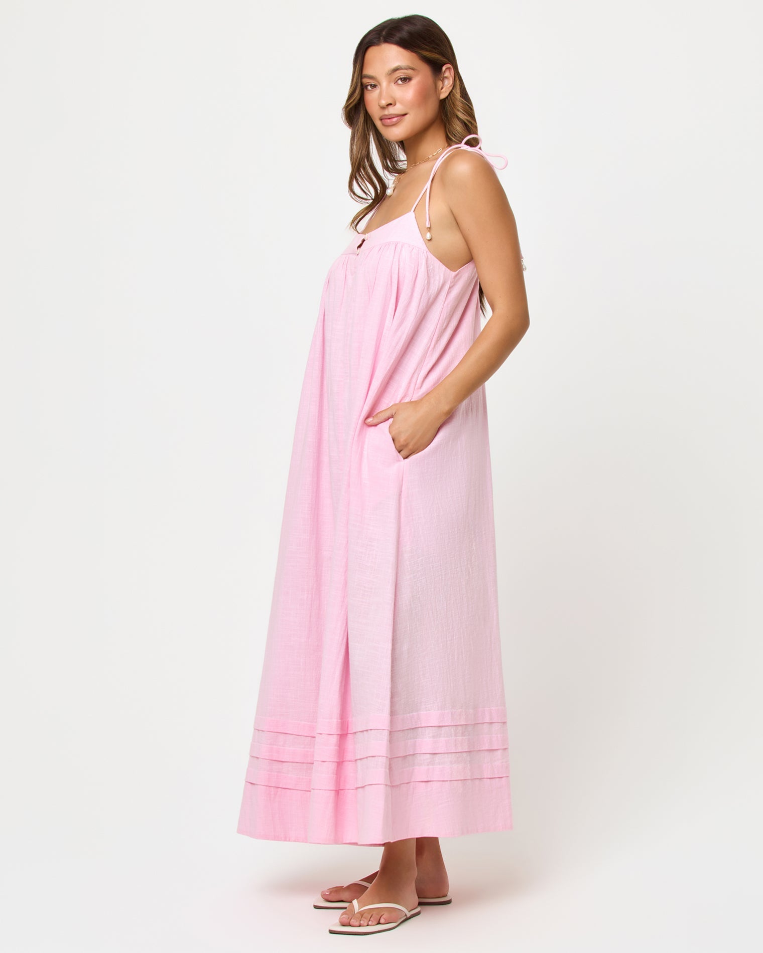Robe longue en coton rose pâle avec bretelles à nouer et encolure carrée