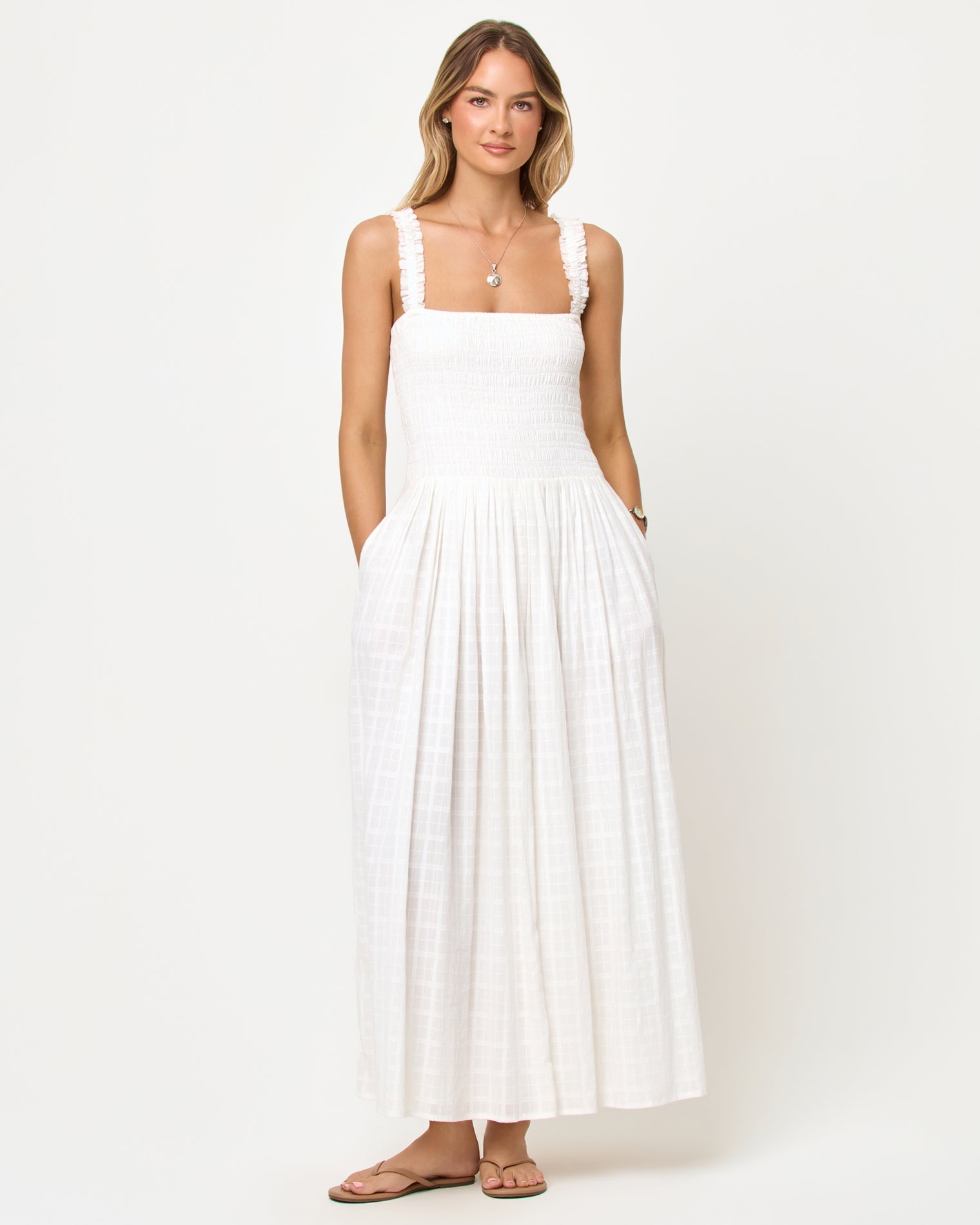 Robe longue en coton à jupe ample, bustier smocké et larges bretelles, coloris crème