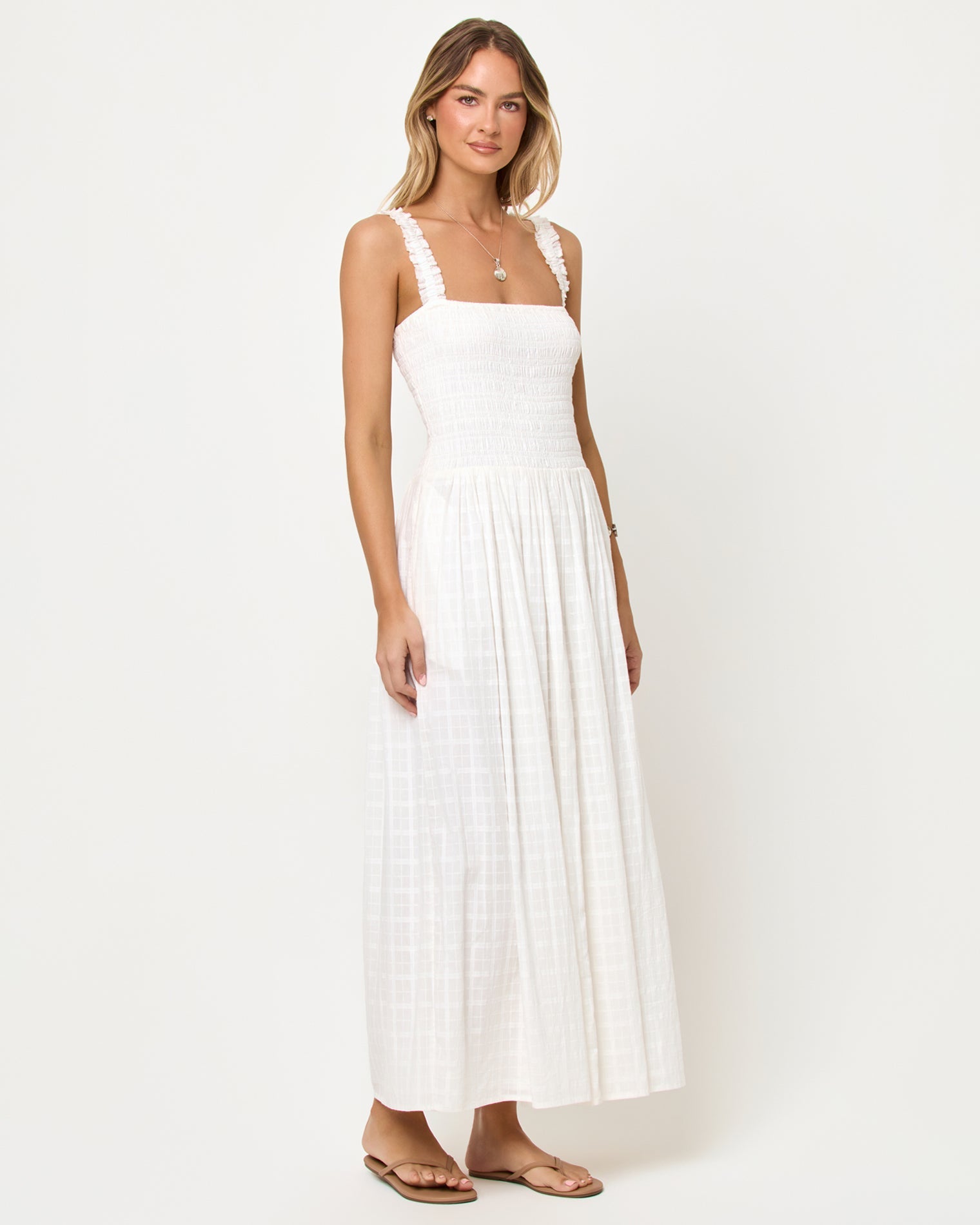 Robe longue en coton à jupe ample, bustier smocké et larges bretelles, coloris crème