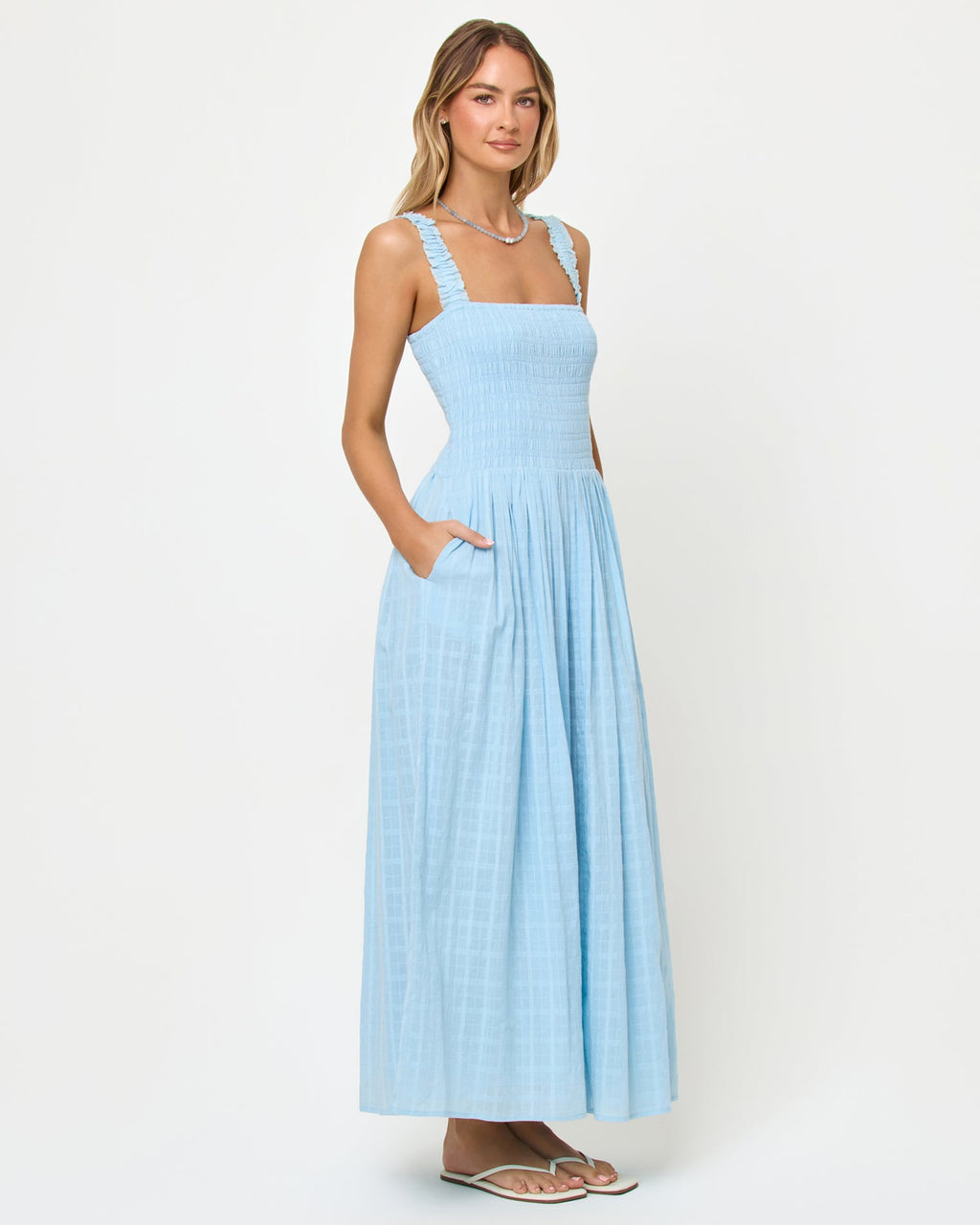 Robe longue en coton à fines bretelles, smockée au buste, bleu ciel