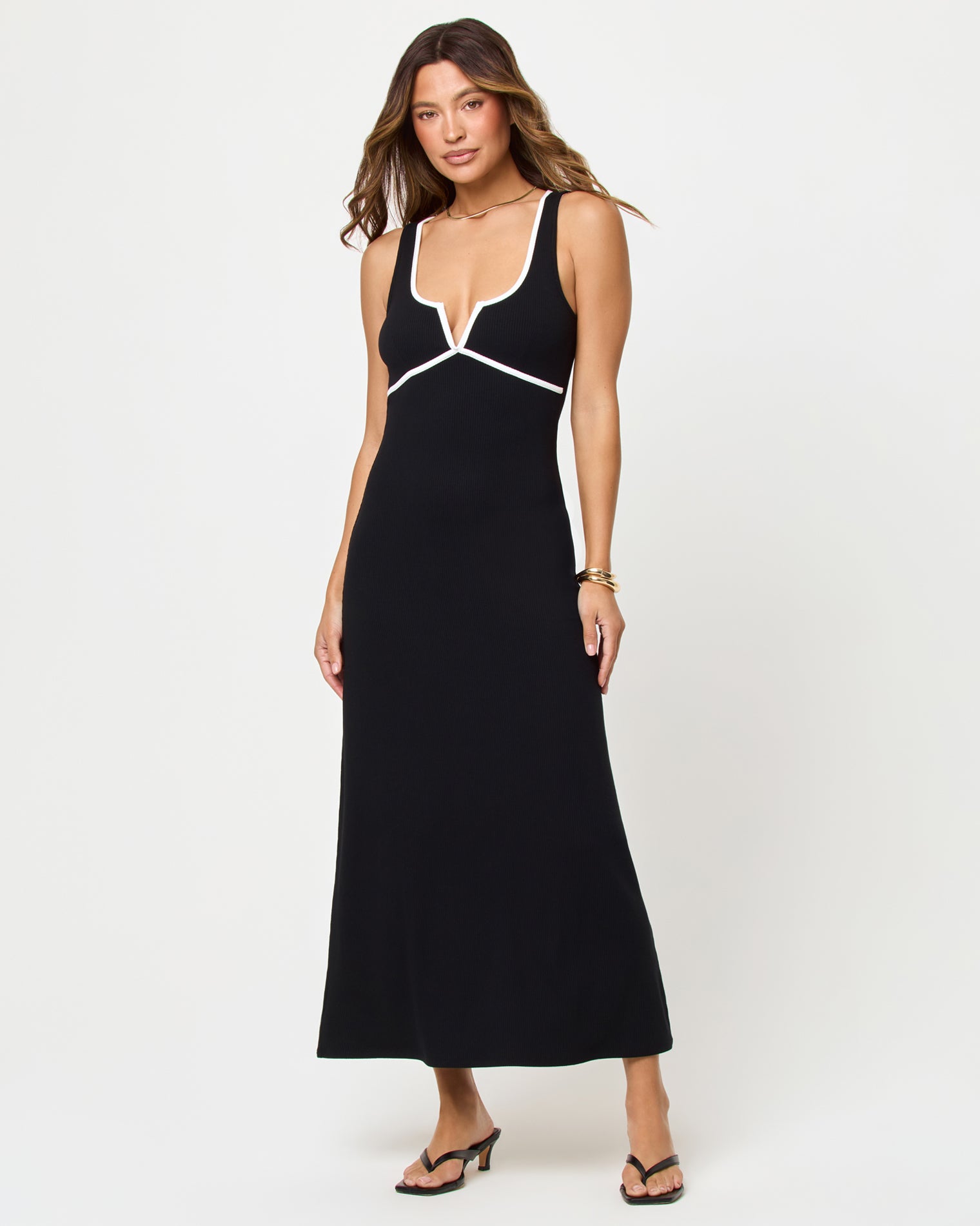 Robe longue moulante avec encolure en cœur, liseré contrastant noir et crème