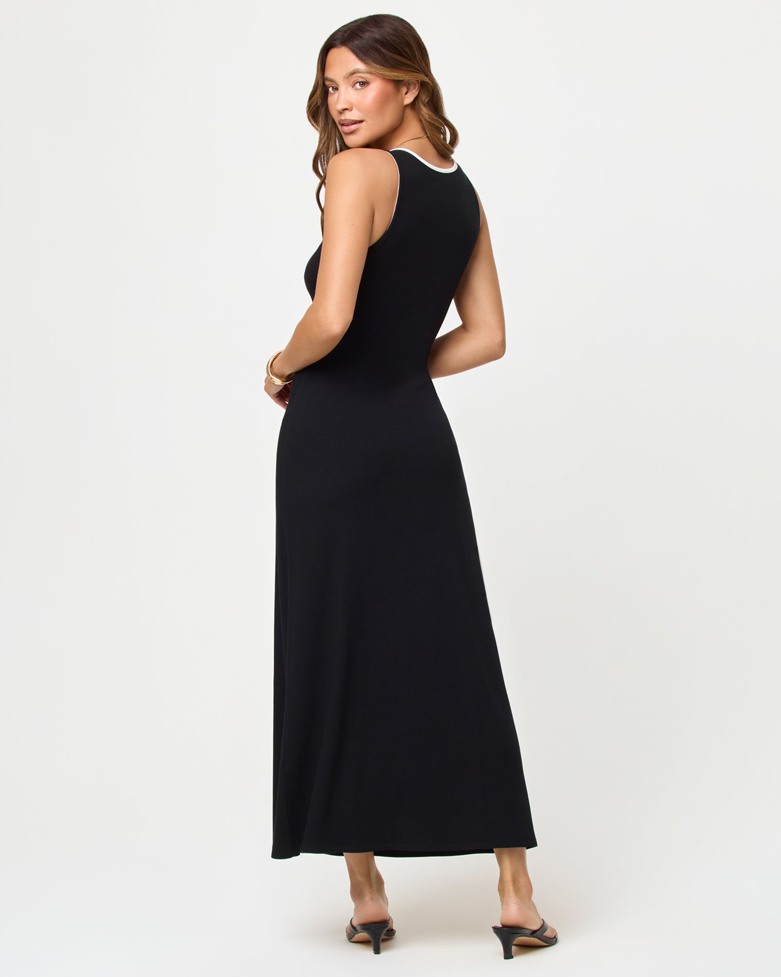 Robe longue moulante avec encolure en cœur, liseré contrastant noir et crème