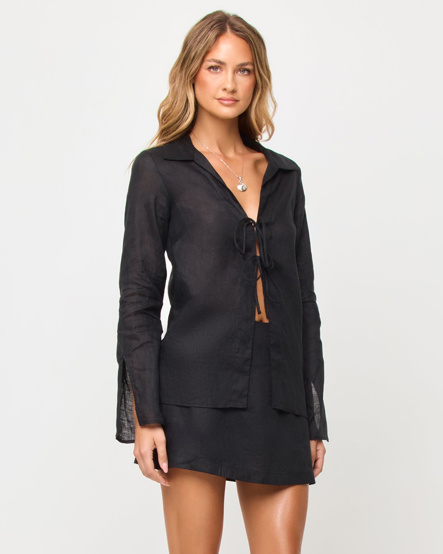 Jupe-short ajustée en lin noir avec short intégré et fermeture éclair latérale