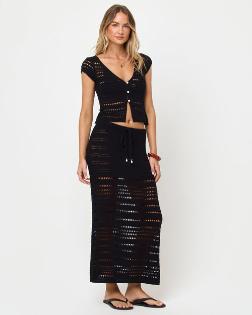 Haut court en maille crochet noire, col en V, manches courtes et boutonnage devant