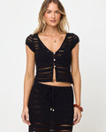 Haut court en maille crochet noire, col en V, manches courtes et boutonnage devant