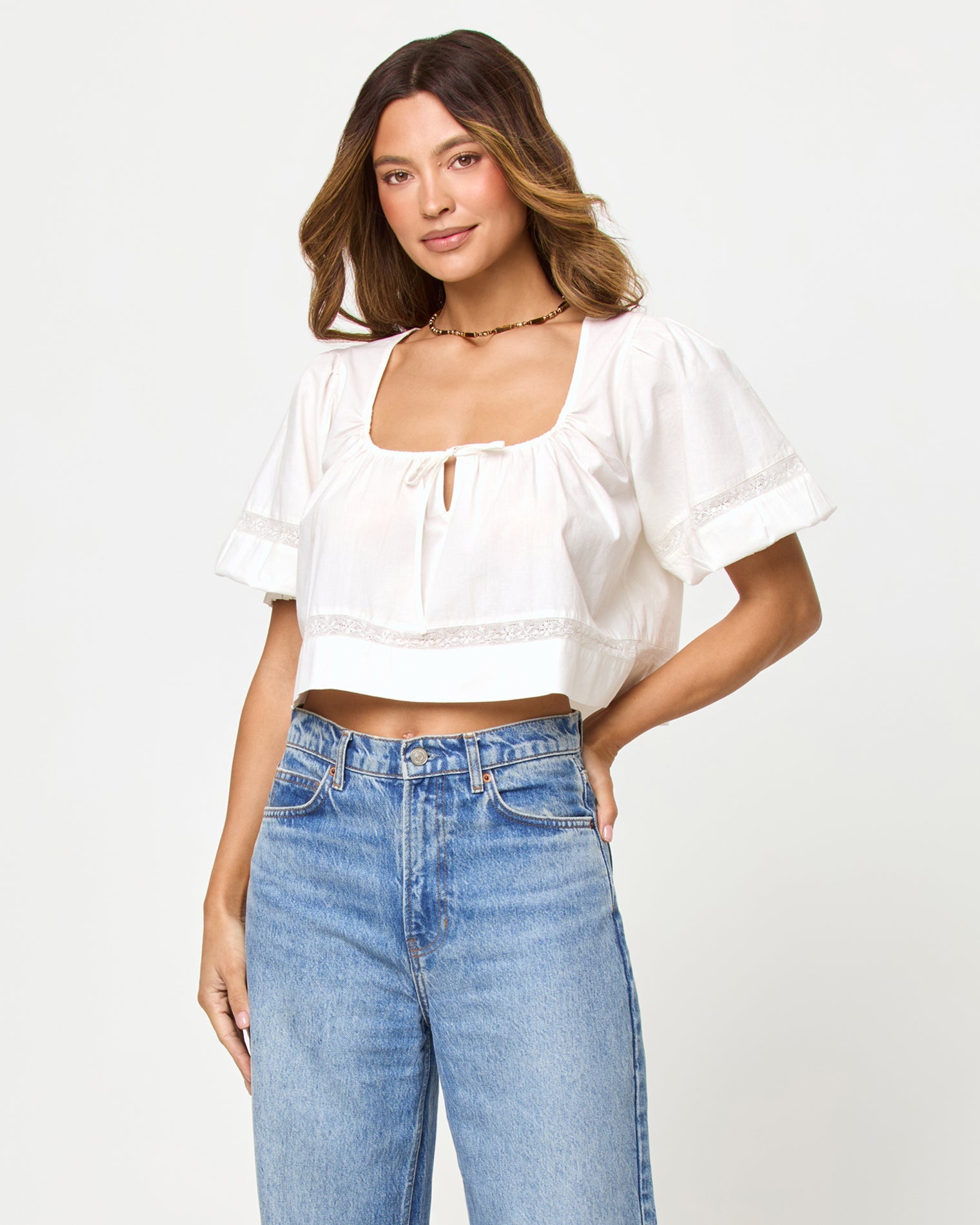 Crop top paysan crème à manches ballon et noué sur le devant