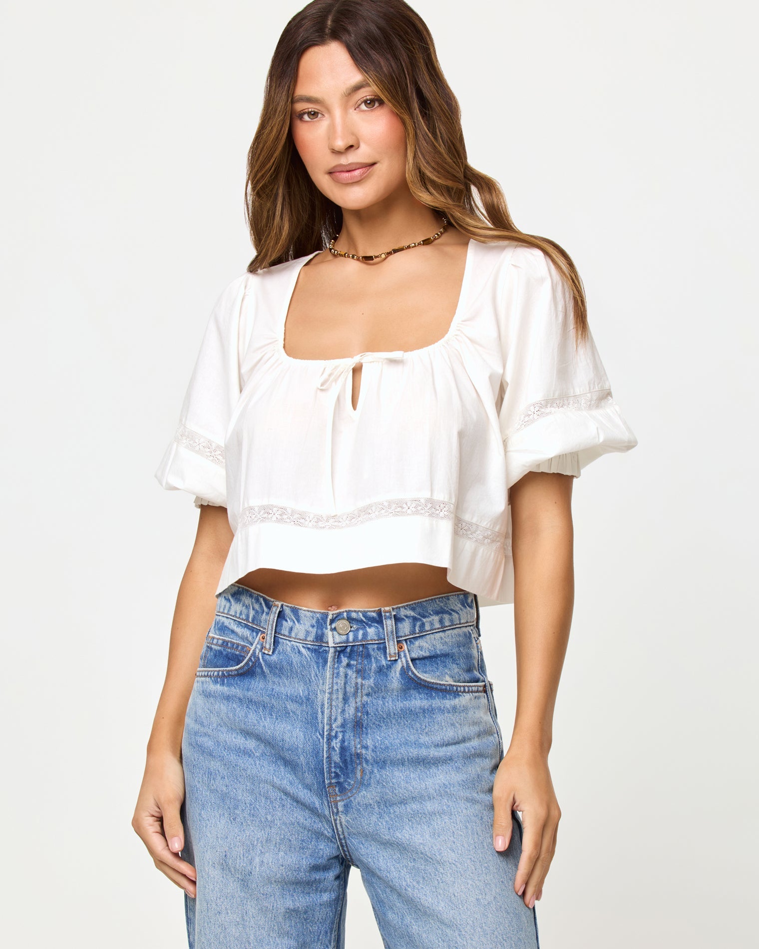 Crop top paysan crème à manches ballon et noué sur le devant