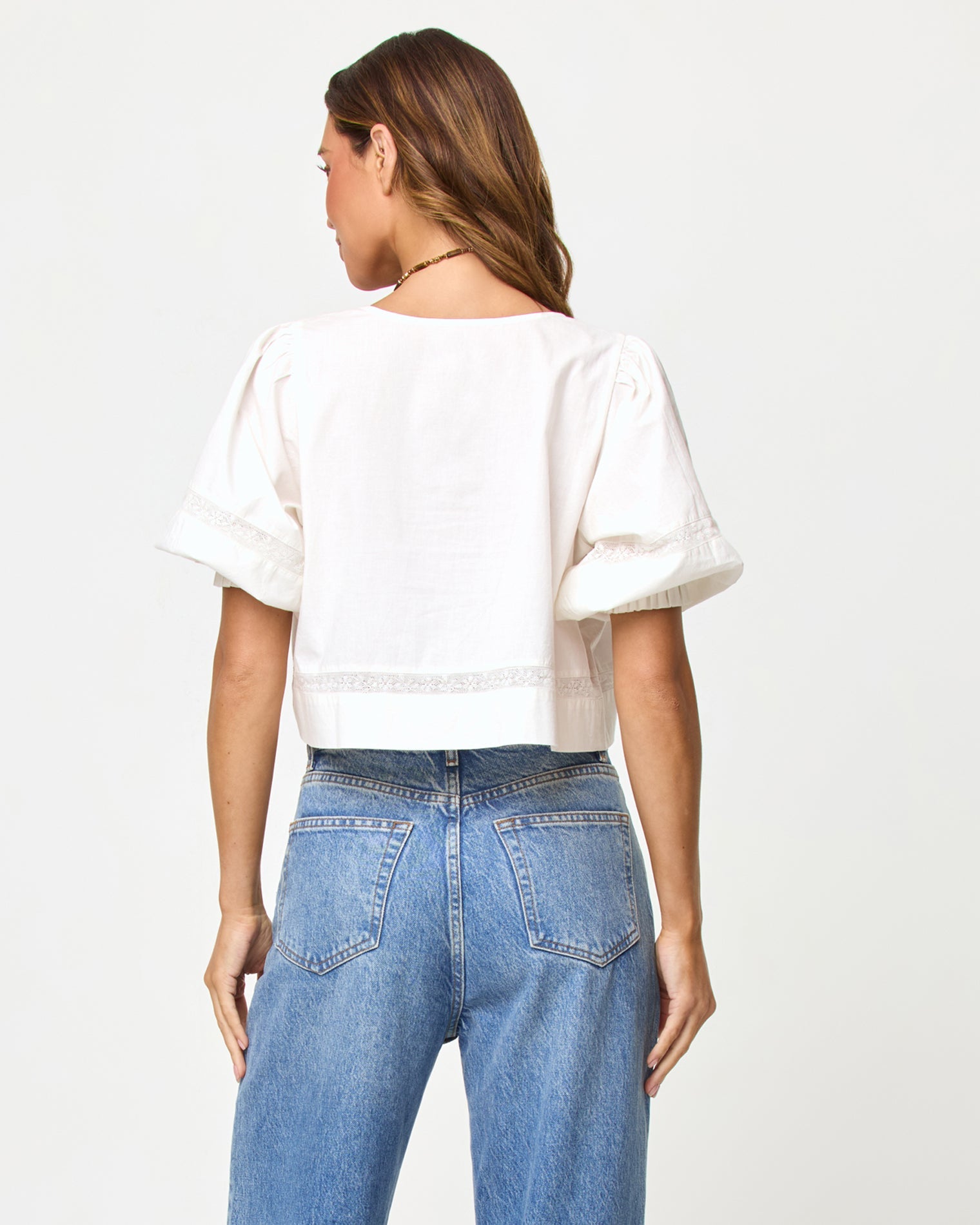 Crop top paysan crème à manches ballon et noué sur le devant