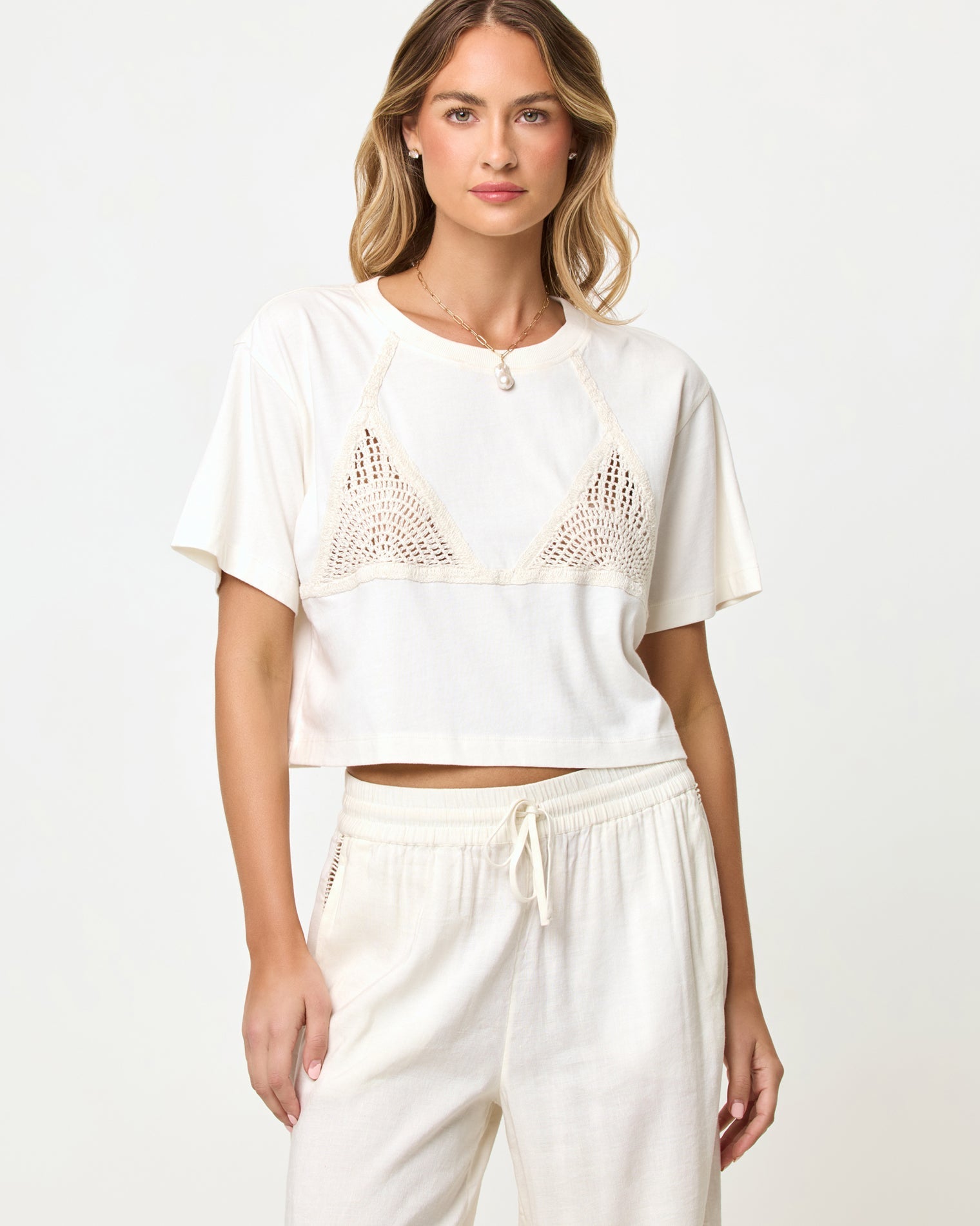 Haut court à manches courtes, coupe carrée, en tricot de couleur crème avec détails au crochet