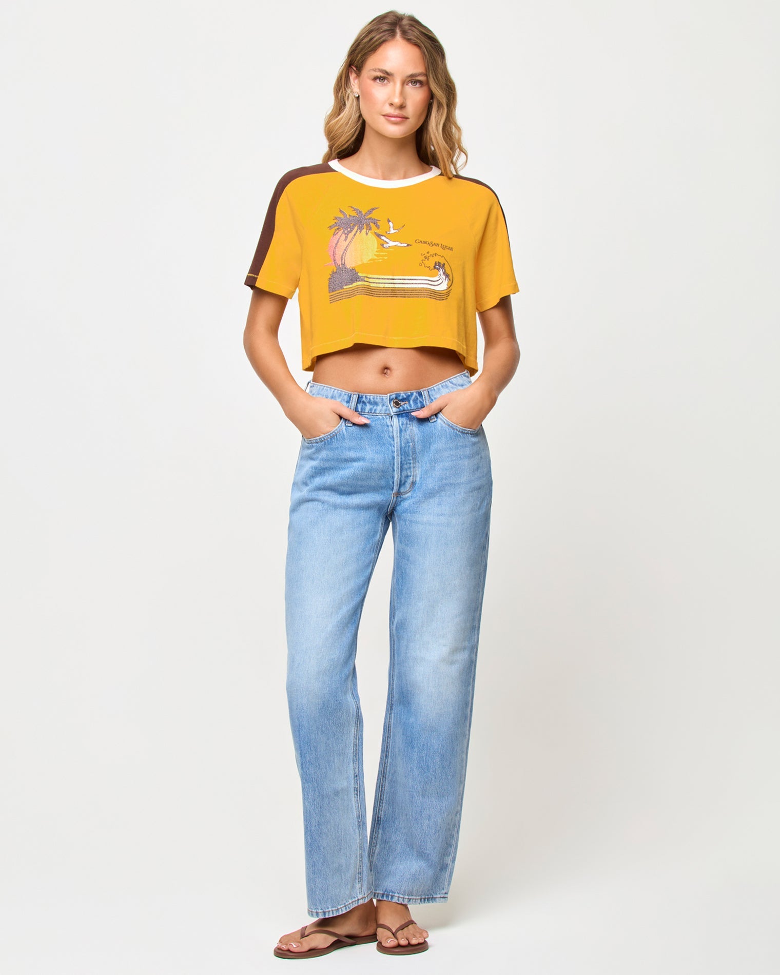 T-shirt court coupe carrée avec blocs de couleur et manches raglan