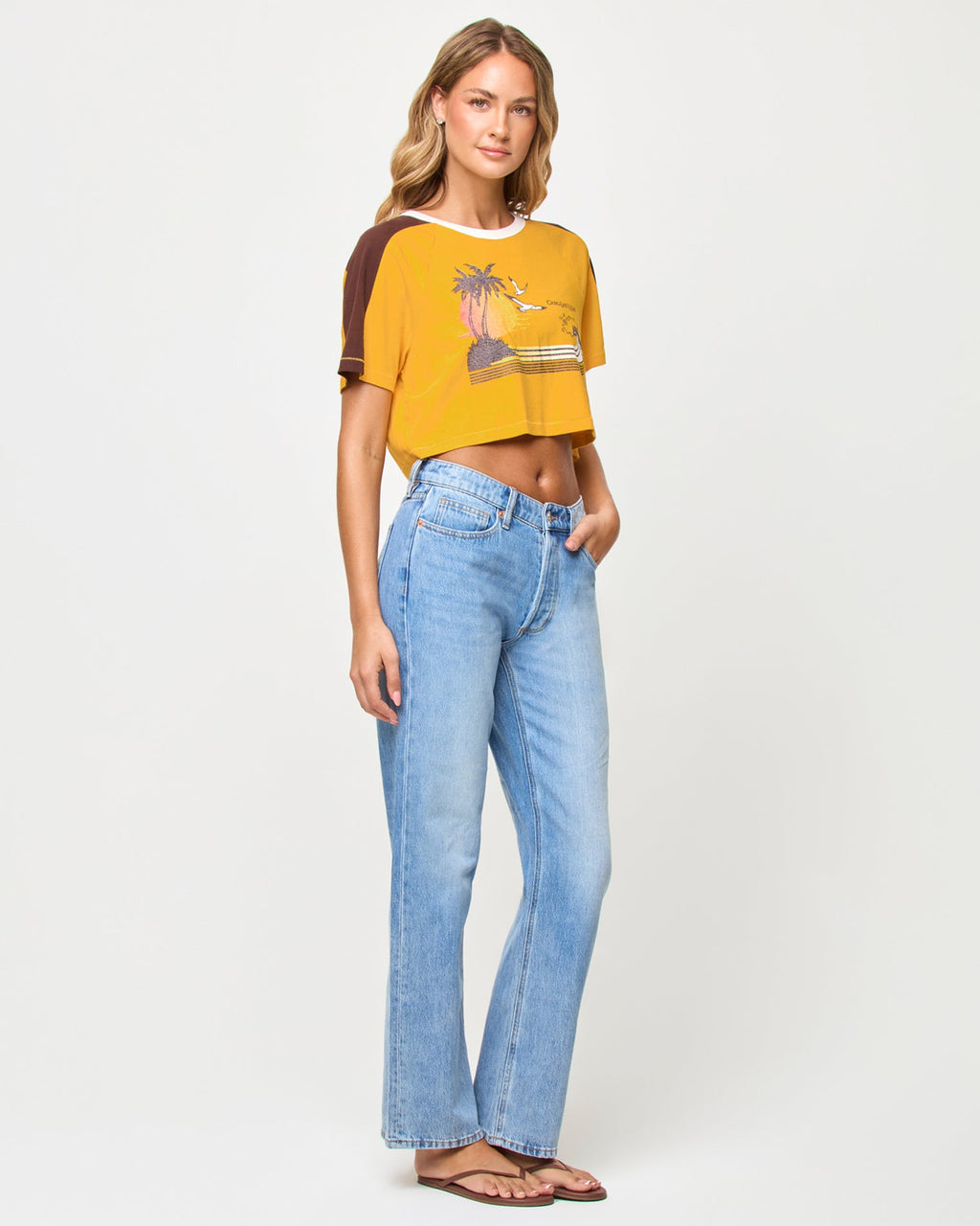 T-shirt court coupe carrée avec blocs de couleur et manches raglan