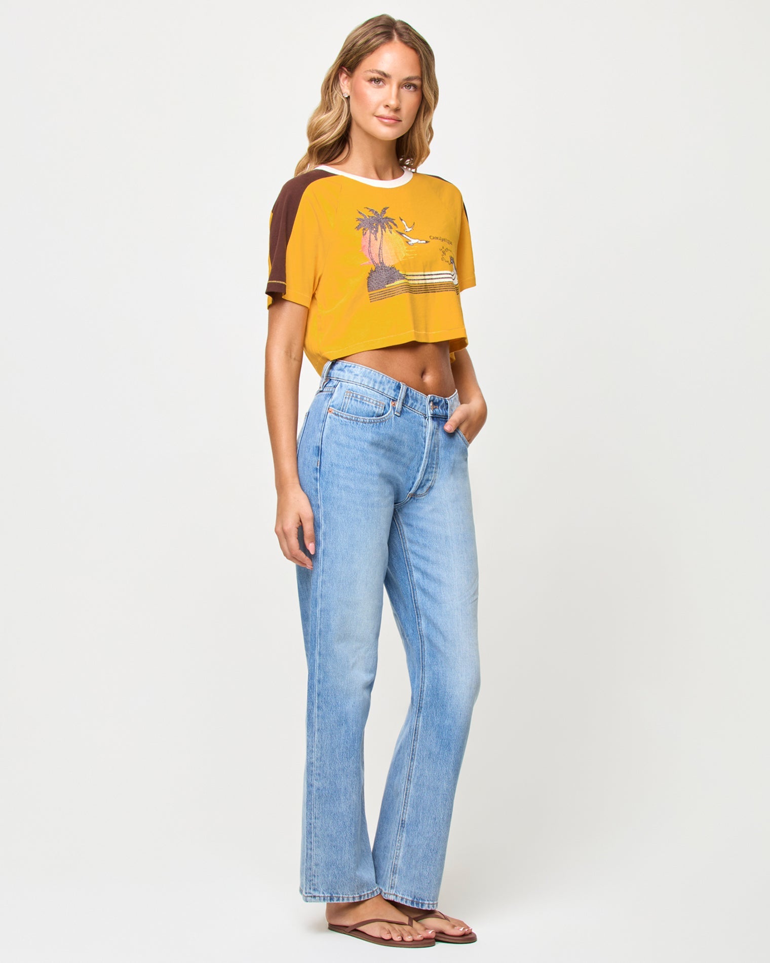 T-shirt court coupe carrée avec blocs de couleur et manches raglan