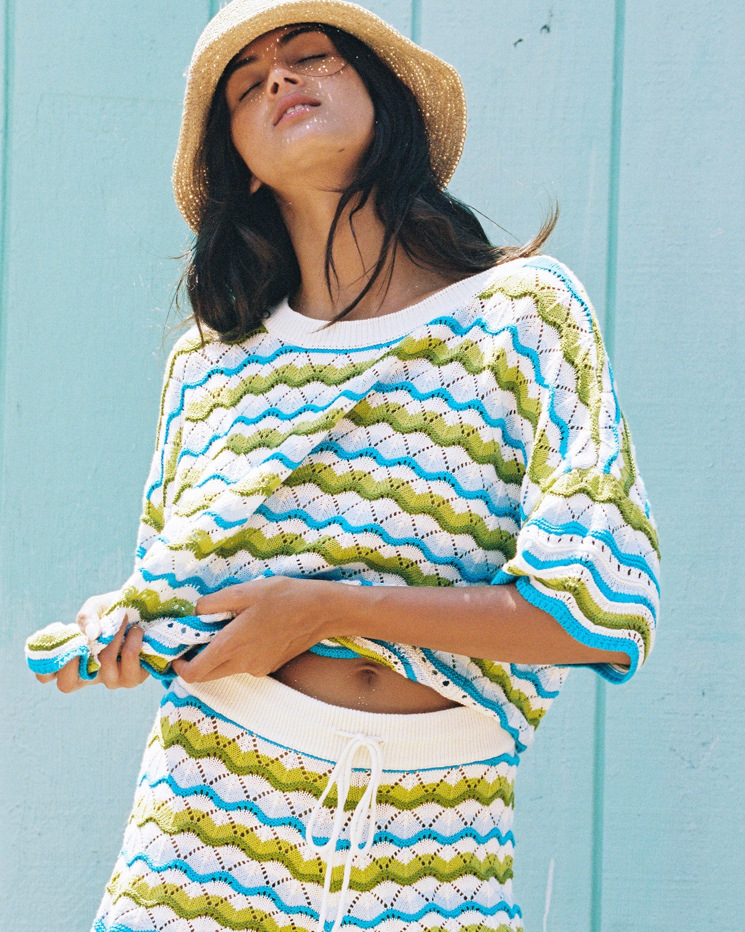 Haut court pour femme en maille crochetée à manches courtes avec ourlet festonné