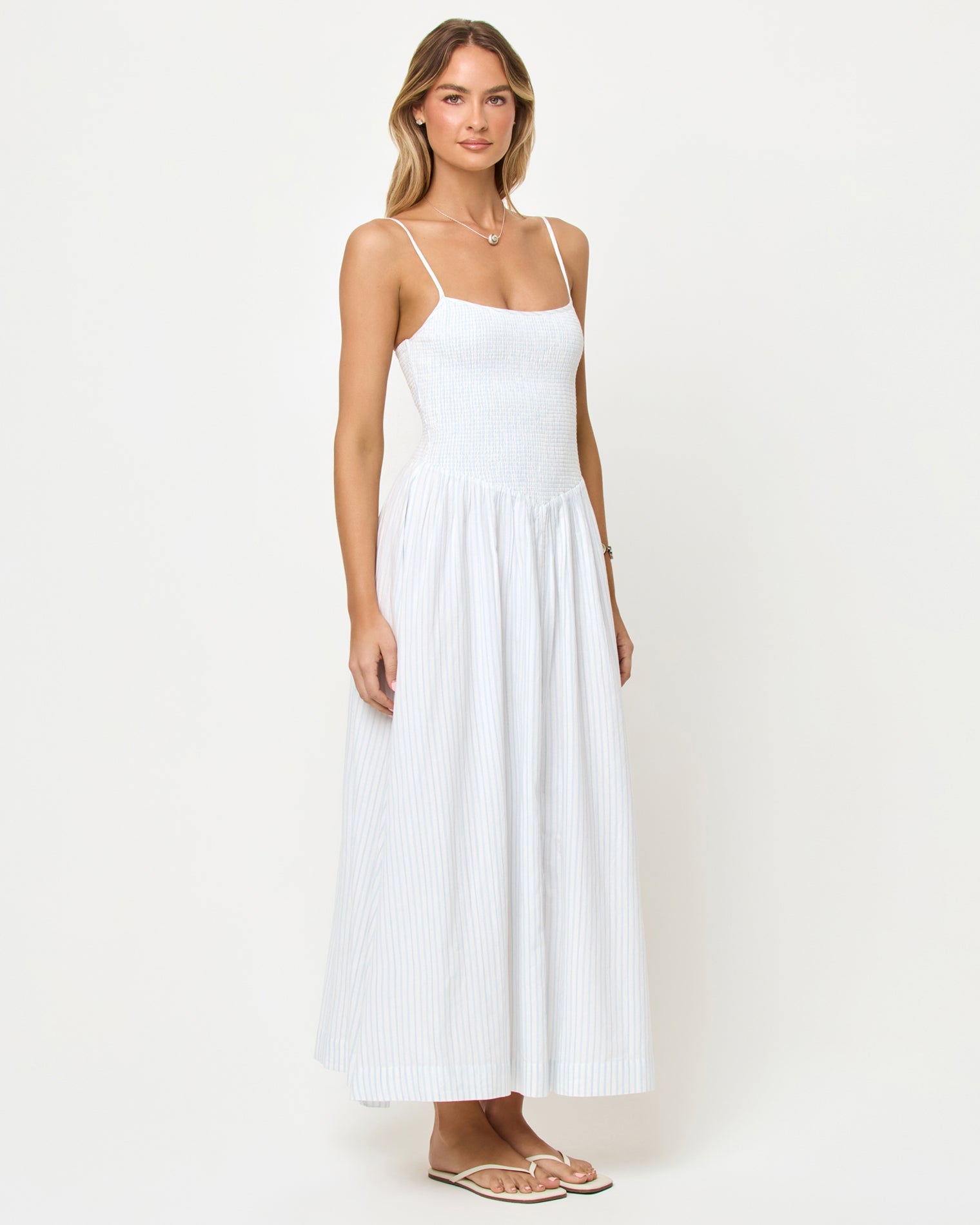 Robe longue à corsage smocké à rayures bleu galet pour femme