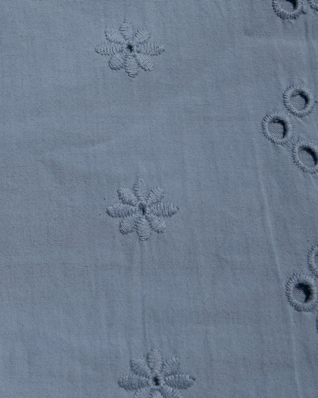 Mini-robe droite en chambray à œillets avec encolure en V et lien à nouer sur le devant