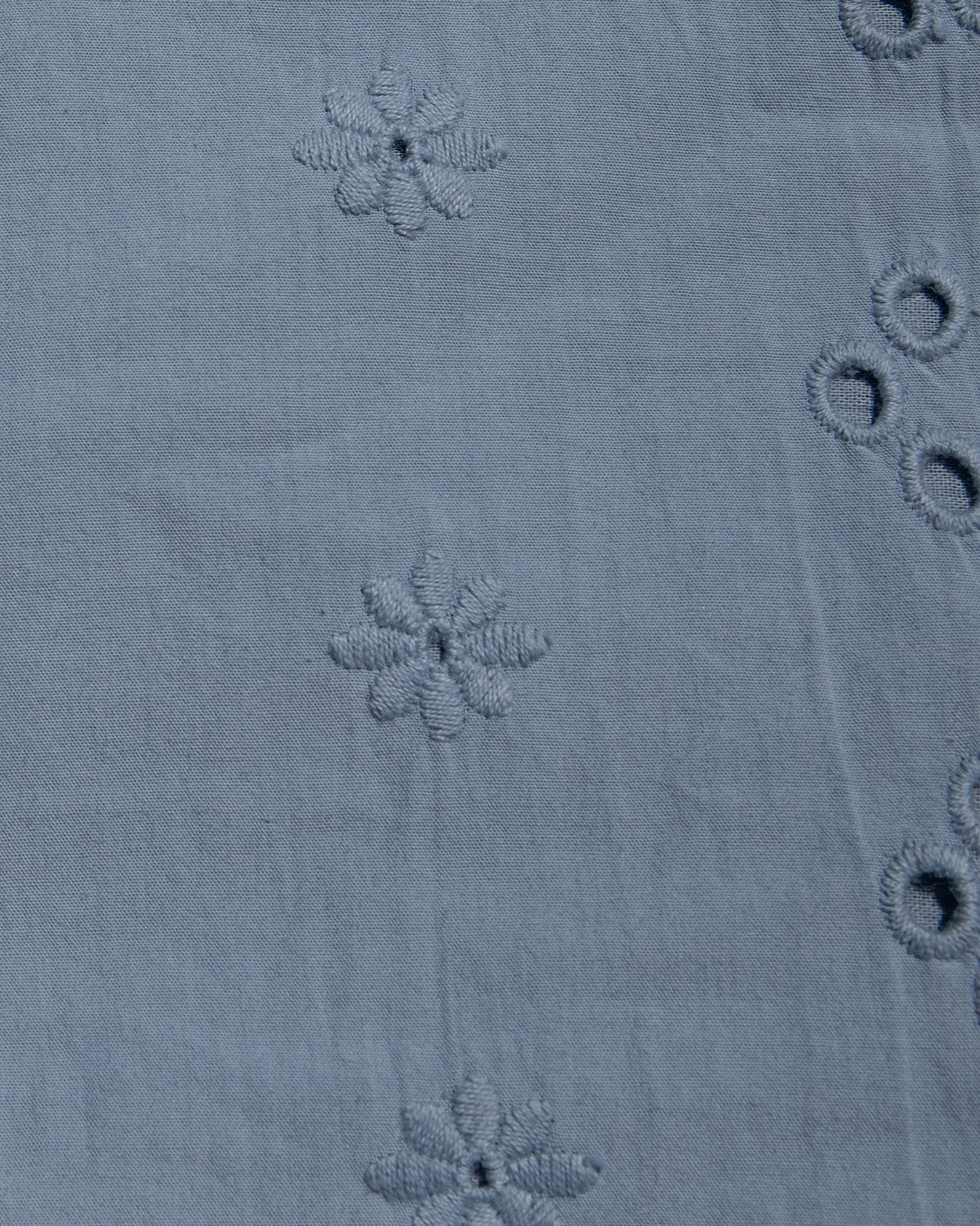 Mini-robe droite en chambray à œillets avec encolure en V et lien à nouer sur le devant