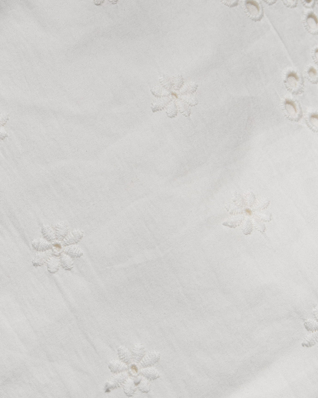 Mini-robe droite en coton crème avec œillets, col en V et lien sur le devant