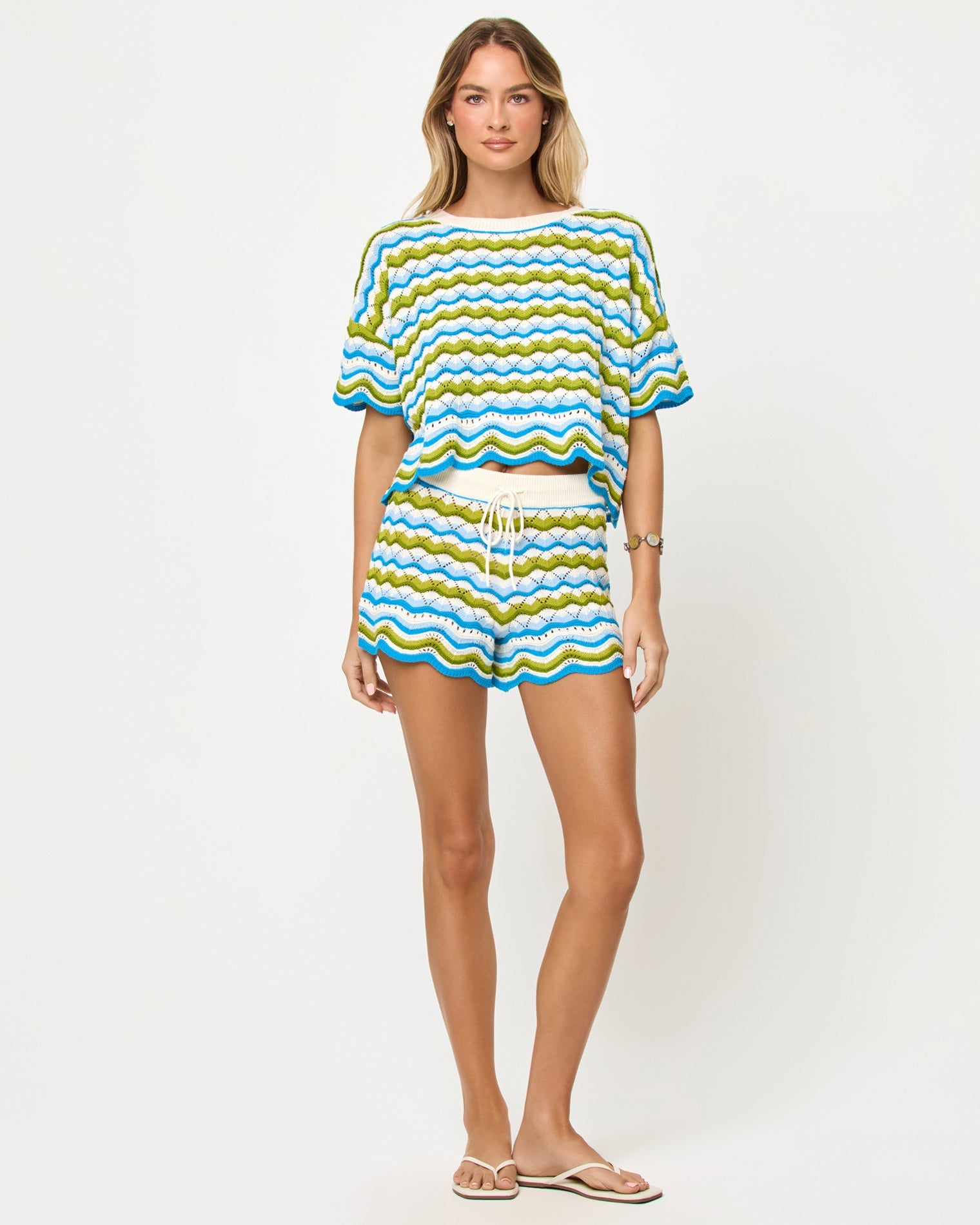 Short de plage taille haute en tricot de crochet avec ourlet festonné et cordon de serrage