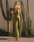 Robe longue en satin vert émeraude avec décolleté plongeant et bordure en dentelle